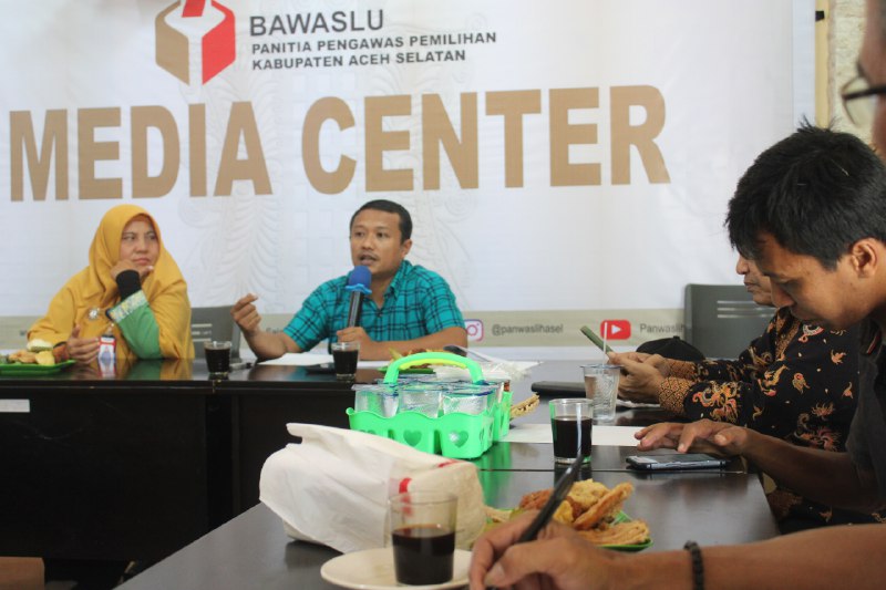 Panwaslih Aceh Selatan Gelar Konferensi Pers Terkait Perpanjangan Masa Pendaftaran Panwascam