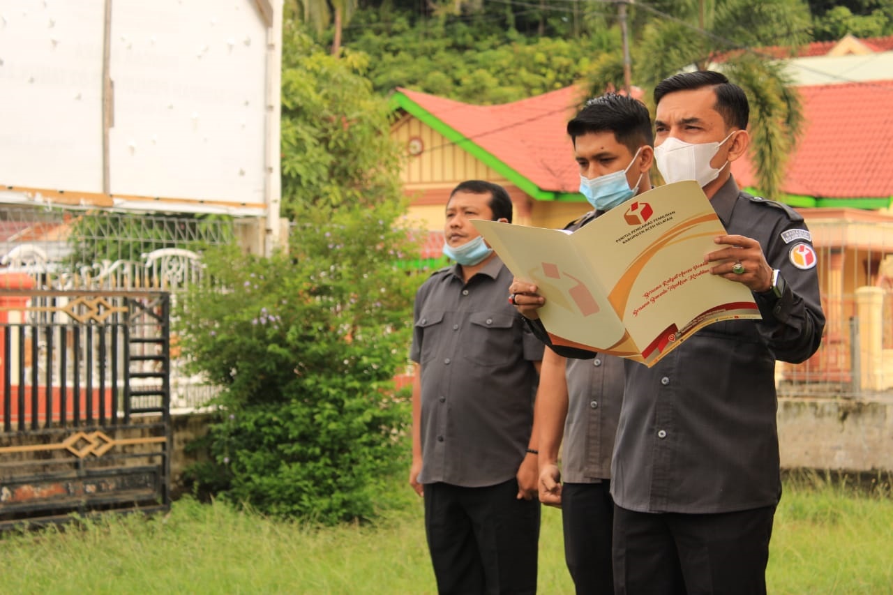 Dalam Rangka Meningkatkan Pengamalan Pancasila, Panwaslih Aceh Selatan Bacakan Butir Pancasila Pada Apel Setiap Senin