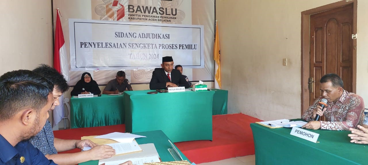 Panwaslih Aceh Selatan Menggelar Sidang Ajudikasi Penyelesaian Sengketa Proses Pemilu 2024 dengan Agenda Pembacaan Pokok Permohonan Pemohon dan Jawaban Termohon