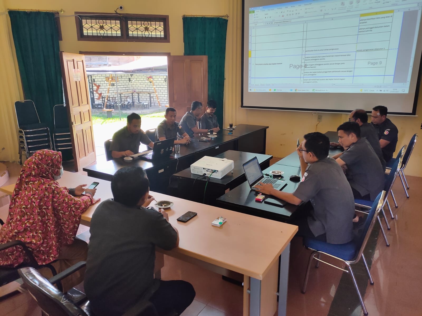 Panwaslih Aceh Selatan Lakukan Diskusi Internal Bersama Jajaran Sekretariat