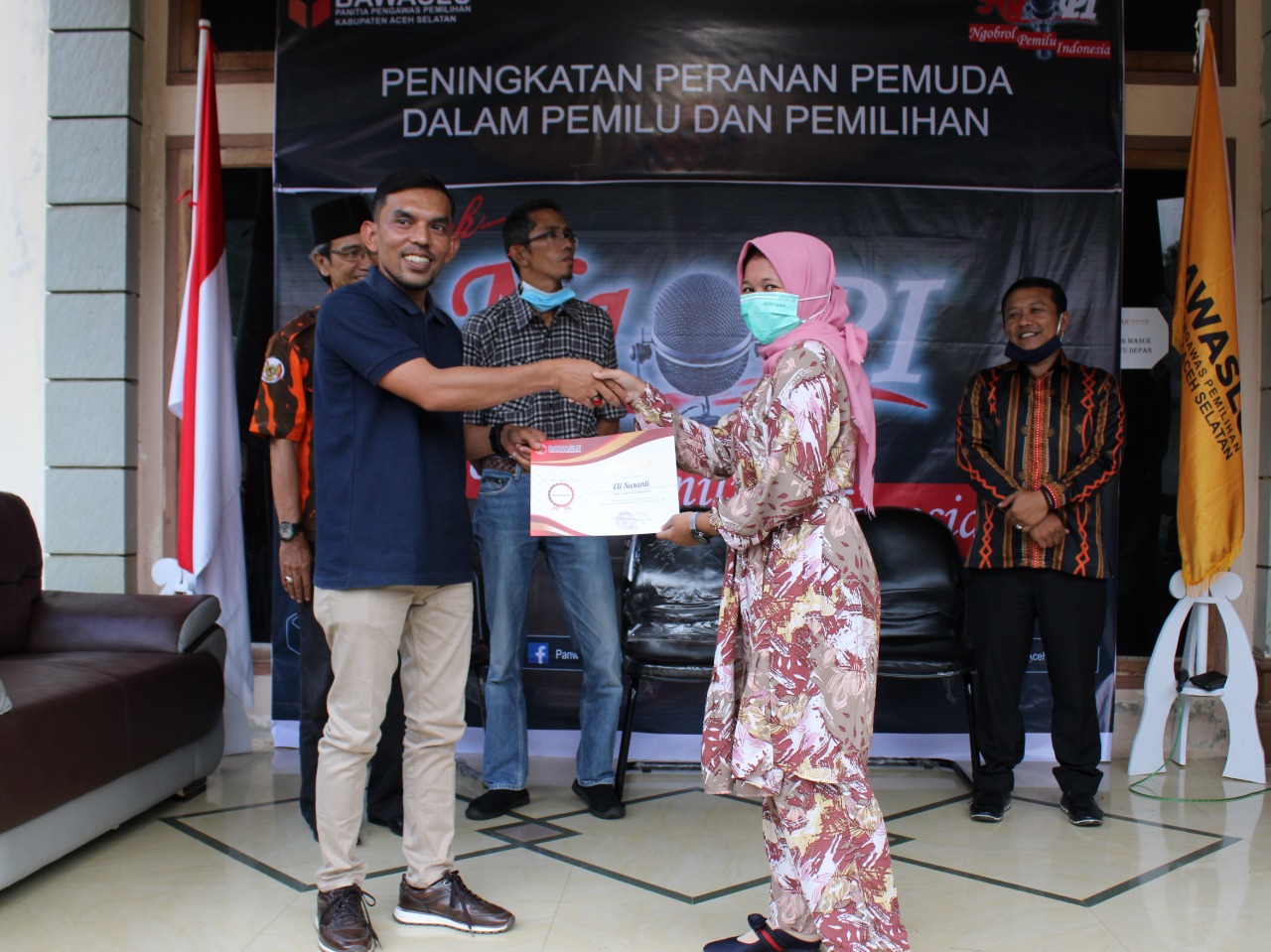 Panwaslih Aceh Selatan Serahkan Sertifikat Kelulusan Alumni SKPP Daring