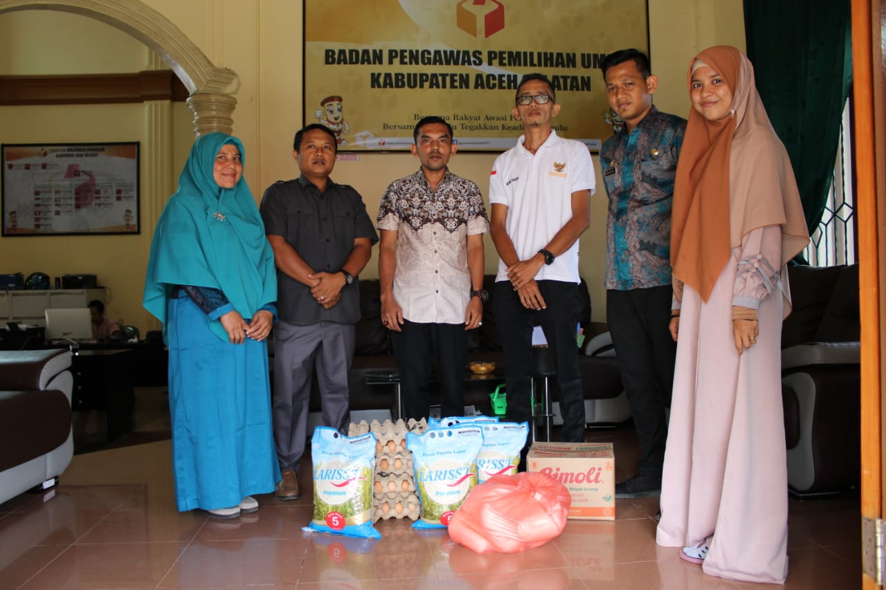 HUT Bawaslu Ke-12, Panwaslih Aceh Selatan laksanakan bakti sosial secara sukarela