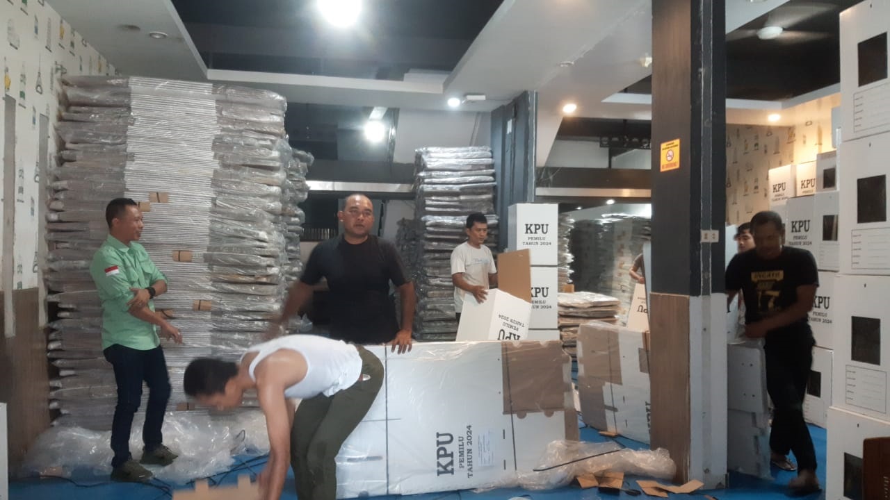 Kawal Perakitan Kotak Suara, Panwaslih Catat 5 Kotak Suara Rusak Yang Ditemukan KIP Aceh Selatan