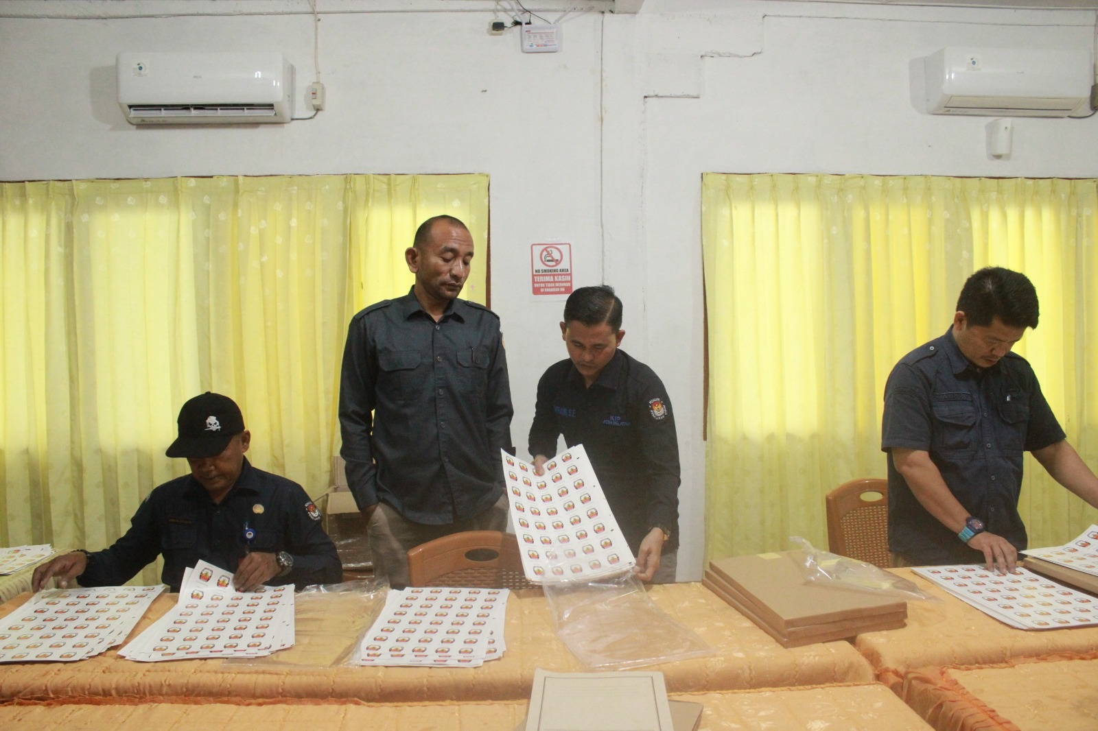 Panwaslih Aceh Selatan Melakukan Pengawasan Penyortiran Logistik Jenis Segel Yang Dilakukan KIP Aceh Selatan