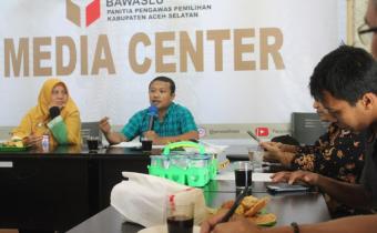Panwaslih Aceh Selatan Gelar Konferensi Pers Terkait Perpanjangan Masa Pendaftaran Panwascam