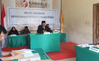 Panwaslih Aceh Selatan Menggelar Sidang Ajudikasi Penyelesaian Sengketa Proses Pemilu 2024 dengan Agenda Pembacaan Pokok Permohonan Pemohon dan Jawaban Termohon