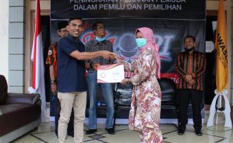 Panwaslih Aceh Selatan Serahkan Sertifikat Kelulusan Alumni SKPP Daring