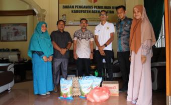 HUT Bawaslu Ke-12, Panwaslih Aceh Selatan laksanakan bakti sosial secara sukarela