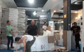 Kawal Perakitan Kotak Suara, Panwaslih Catat 5 Kotak Suara Rusak Yang Ditemukan KIP Aceh Selatan