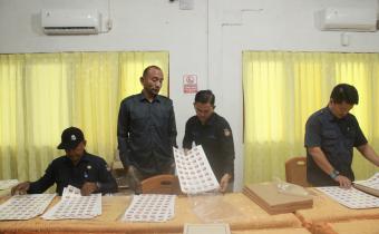 Panwaslih Aceh Selatan Melakukan Pengawasan Penyortiran Logistik Jenis Segel Yang Dilakukan KIP Aceh Selatan